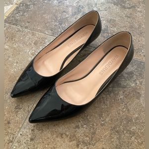 Wayderns black patent leather kitten heels size 9.5